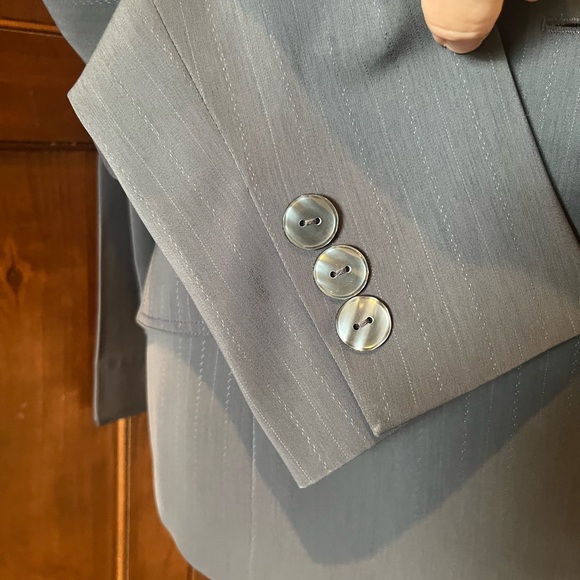 Kasper Gray Women's Two-Piece Suit, Blazer/Jacket with Slacks. Size 16 Petite. - Picture 6 of 13